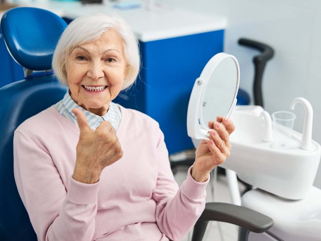 Persona mayor en consulta odontologica